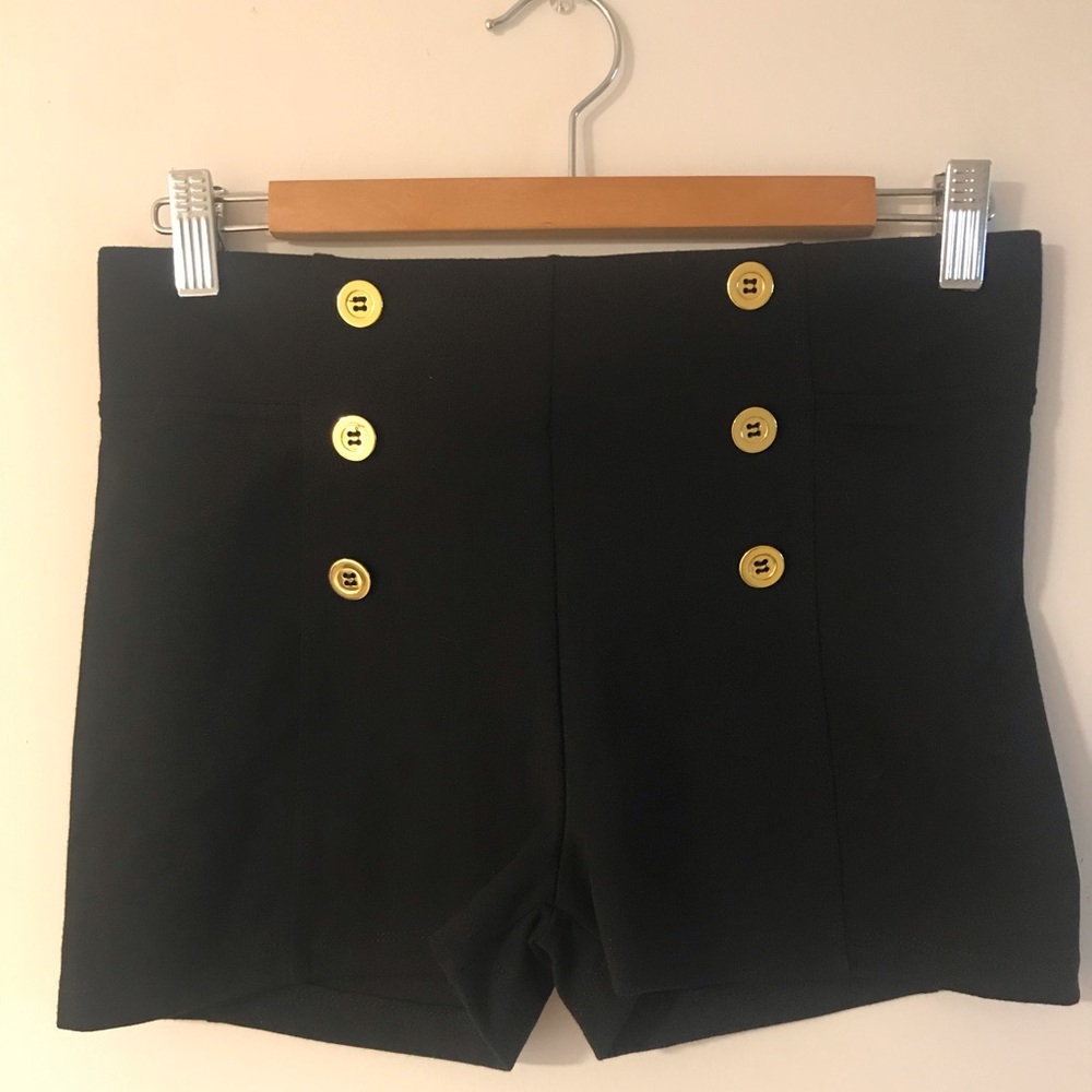 Shorts w/gold colored buttons in a mariners style